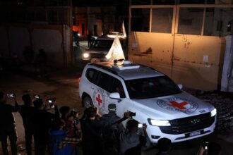 صورة حول : إسرائيل: الجثث القادمة من غزة لا تخص المحتجزين إسرائيل: الجثث القادمة من غزة لا تخص المحتجزين