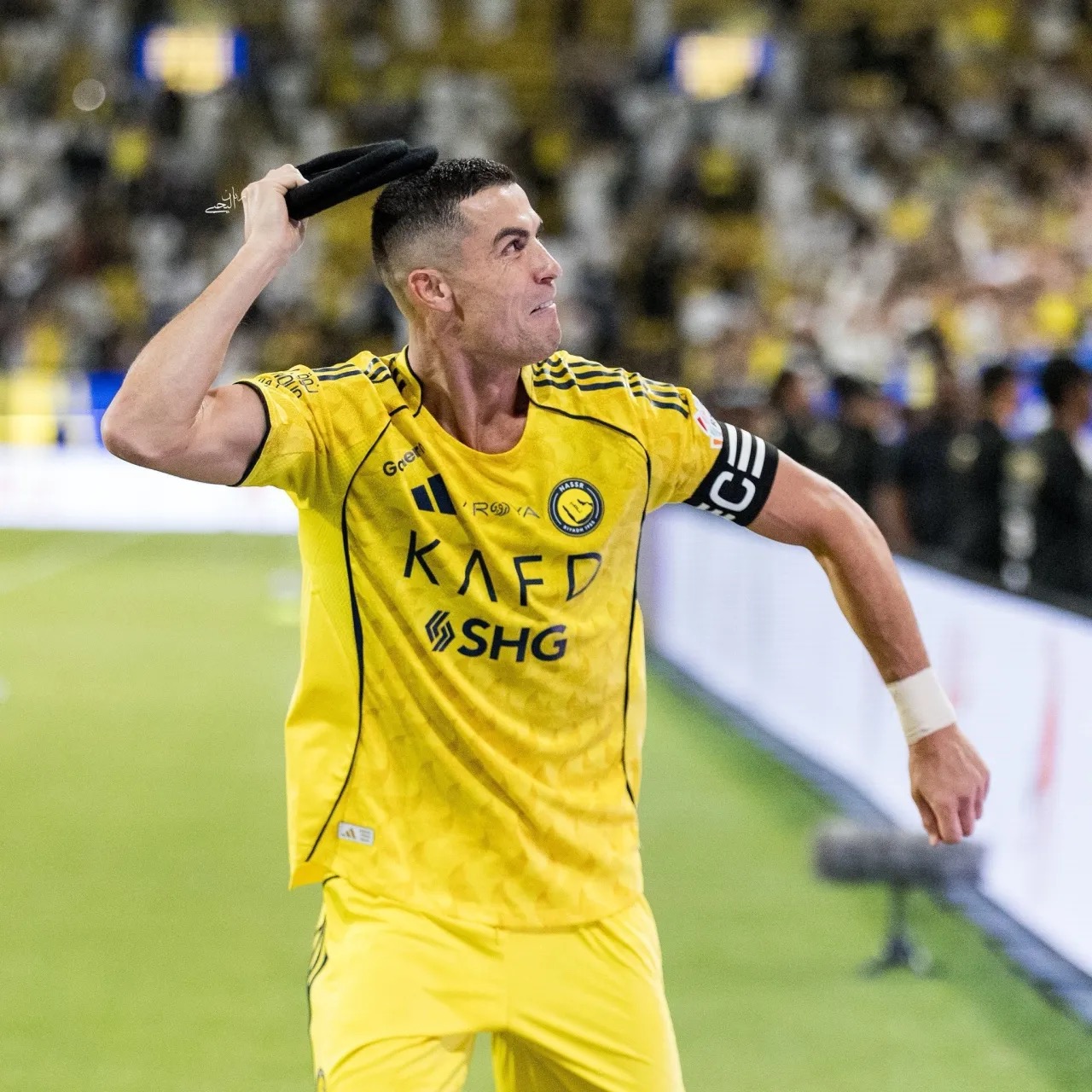 رونالدو يحتفل بالعقال بعد هدف الفوز للنصر في الوقت القاتل