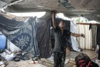 غزة على حافة كارثة شتوية .. آلاف الخيام مهددة بالغرق