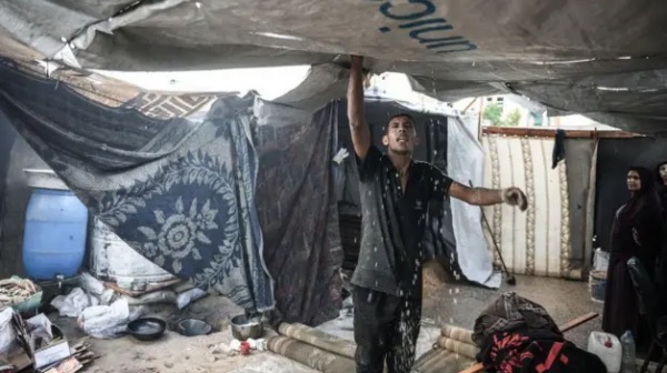 غزة على حافة كارثة شتوية .. آلاف الخيام مهددة بالغرق