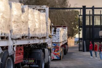 احتجاز المساعدات الإنسانية في غزة وسط أوضاع مأساوية للنازحين