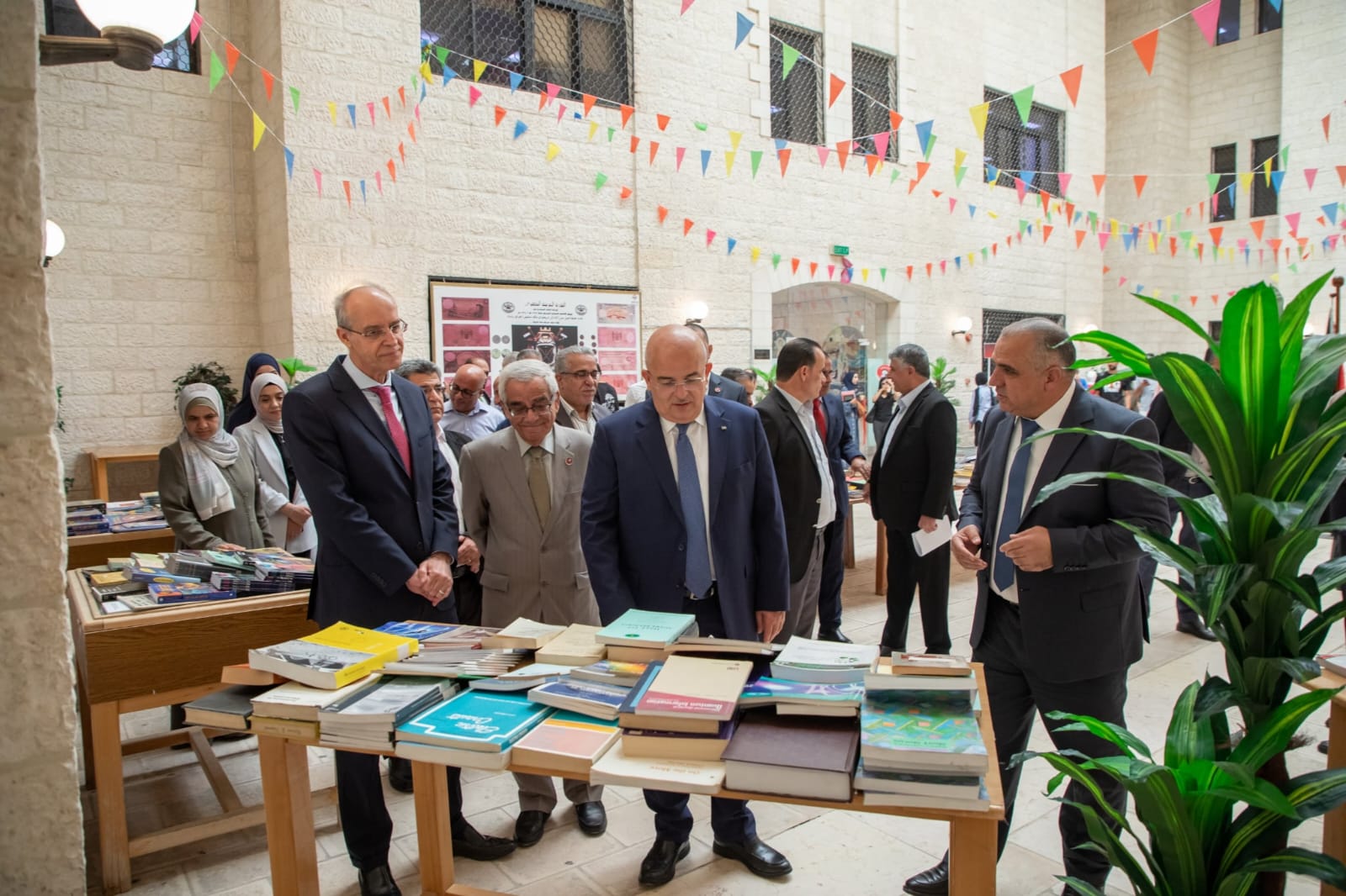 صورة حول : د. الحياري يفتتح مهرجان القراءة وأسبوع المكتبة الثقافي في الجامعة الهاشمية د. الحياري يفتتح مهرجان القراءة وأسبوع المكتبة الثقافي في الجامعة الهاشمية