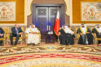 صورة حول : ولي العهد البحريني يستقبل رؤساء الوفود العربية المشاركة بحوار المنامة ولي العهد البحريني يستقبل رؤساء الوفود العربية المشاركة بحوار المنامة