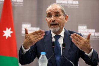 صورة حول : الصفدي يشارك في جلسة "مستقبل الحوكمة الأمنية العالمية" ضمن أعمال حوار المنامة 2025 الصفدي يشارك في جلسة "مستقبل الحوكمة الأمنية العالمية" ضمن أعمال حوار المنامة 2025