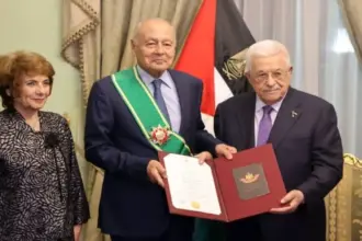 عباس يقلد أبوالغيط الوشاح الأكبر من وسام فلسطين