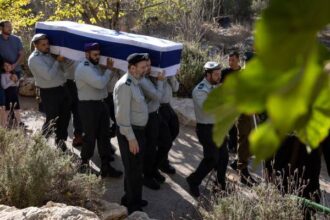 الإعلام العبري يزعم: الجثث الي تسلمتها إسرائيل أمس ليست لنا