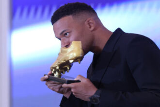 صورة حول : مبابي يتسلم الحذاء الذهبي الأوروبي مبابي يتسلم الحذاء الذهبي الأوروبي