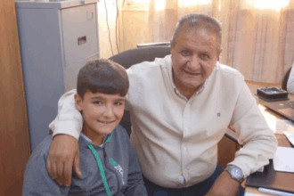 مدير مدرسة يكرم طالبا لالتزامه بـ "صلاة الفجر"