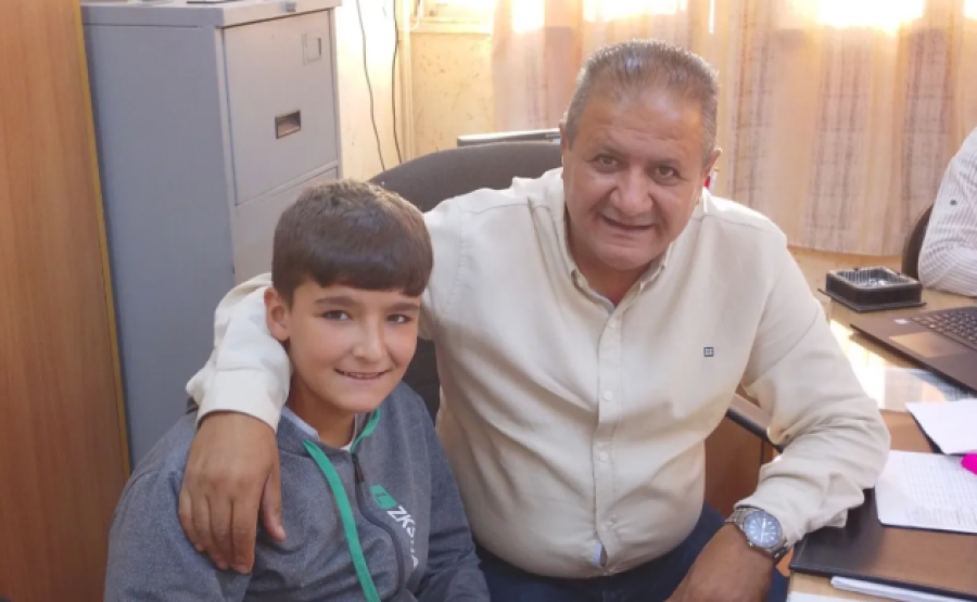 مدير مدرسة يكرم طالبا لالتزامه بـ "صلاة الفجر"