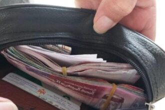 صورة حول : مواطن يعثر على ٤ آلاف دينار ويعيدها لصاحبها مواطن يعثر على ٤ آلاف دينار ويعيدها لصاحبها