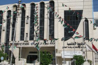 تجارة الزرقاء تطلق قناتها الرسمية عبر واتساب