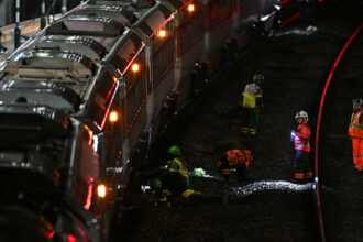 بريطانيا: إصابة 10 أشخاص بهجوم طعن في قطار