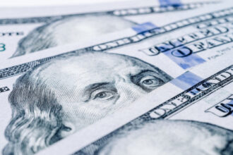 الدولار يقترب من أعلى المستويات