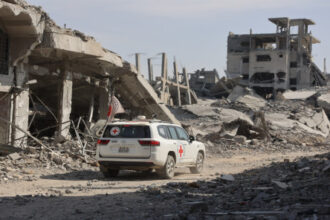 إسرائيل تحدد هوية ثلاثة محتجزين أعادت حماس رفاتهم