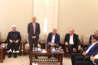 *مندوبا عن الملك وولي العهد. العيسوي يعزي آل العواد وآل عباد*